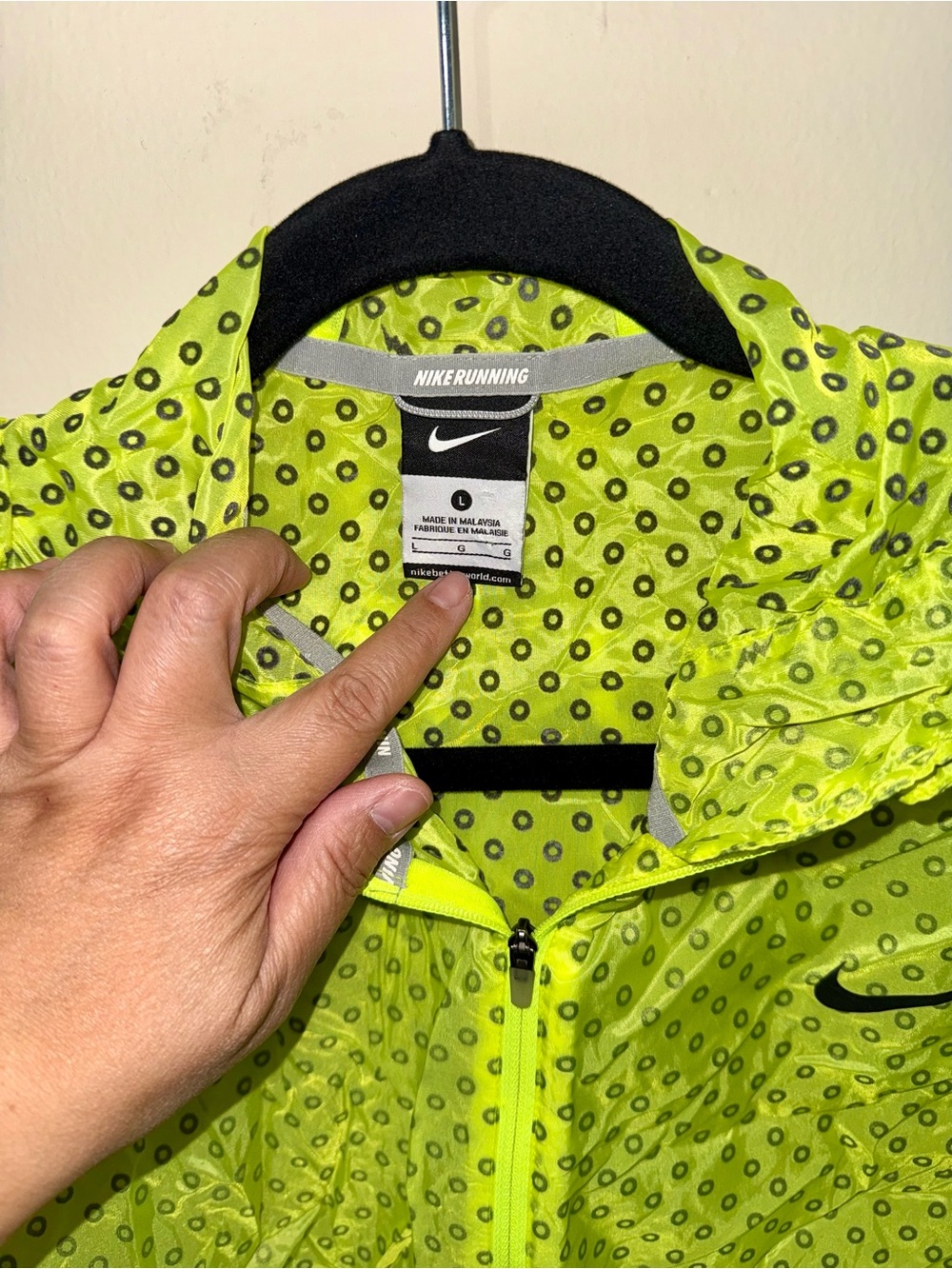 Nike Women’s Neon Yellow Hooded Reflective Dot Windbreaker - Picture 3 of 4